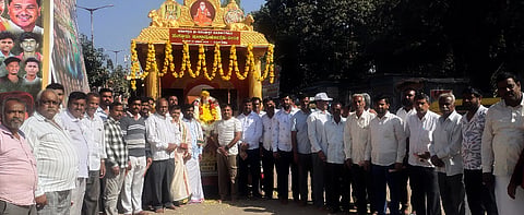 ಹೊಸಕೋಟೆಯ ಬಸವೇಶ್ವರ ವೃತ್ತಕ್ಕೆ ಆಗಮಿಸಿದ ಶ್ರೀ ಆದಿಜಗದ್ಗುರು ಶಿವರಾತ್ರೇಶ್ವರ ಶಿವಯೋಗಿಗಳ ಪುತ್ಥಳಿಯನ್ನೊತ್ತ ರಥವನ್ನು ತಾಲೂಕಿನ ವೀರಶೈವ ಲಿಂಗಾಯತ ಮುಖಂಡರು ಸ್ವಾಗತಿಸಿ ಪೂಜೆ ಸಲ್ಲಿಸಿದರು. ನಗರ ವೀರಶೈವ ಸಮಾಜದ ಅಧ್ಯಕ್ಷ ಶಿವಕುಮಾರ್​, ಪ್ರಧಾನ ಕಾರ್ಯದರ್ಶಿ ಪರಮೇಶ್​, ಆರ್ಚಕರ ಸಂಘದ ಅಧ್ಯಕ್ಷ ನಟರಾಜ್​ ಶಾಸ್ತ್ರಿ ಇದ್ದರು.