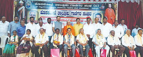 ಹೊಸಕೋಟೆಯಲ್ಲಿ ಹಮ್ಮಿಕೊಂಡಿದ್ದ ಗಾಣಿಗ ಸಂದ 4ನೇ ವಾರ್ಷಿಕೋತ್ಸವ ಕಾರ್ಯಕ್ರಮದಲ್ಲಿ ಸಮುದಾಯದ ಸಾಧಕರಿಗೆ, ನಿವೃತ್ತರಿಗೆ ಶಾಸಕ ಶರತ್​ ಬಚ್ಚೇಗೌಡ, ಶ್ರೀ ಪೂರ್ಣಾನಂದಪುರಿ ಸ್ವಾಮೀಜಿ ಸನ್ಮಾನಿಸಿದರು.