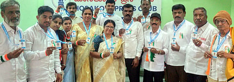 ಹೊಸಕೋಟೆಯಲ್ಲಿ ಆಯೋಜಿಸಿದ್ದ ಕಾರ್ಯಕ್ರಮದಲ್ಲಿ ಅಖಿಲ ಕರ್ನಾಟಕ ಟೇಲರಿಂಗ್​ ಸಂಘಟನೆಗಳ ಒಕ್ಕೂಟದ ರಾಜ್ಯಾಧ್ಯಕ್ಷ ಆನಂದ್​ ಜಿ.ಕಾಂಚನ್​ ಪಧಾದಿಕಾರಿಗಳಿಗೆ ಗುರುತಿನ ಚೀಟಿ ವಿತರಿಸಿದರು.