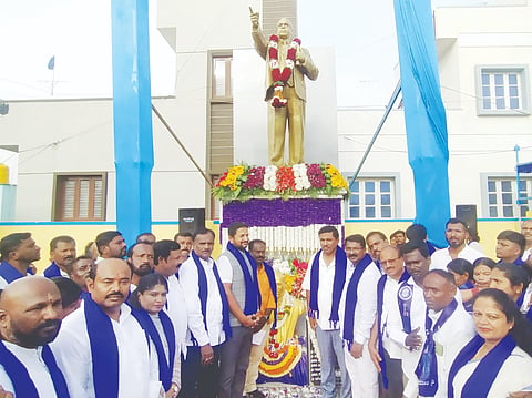 ಹೊಸಕೋಟೆ ತಾಲೂಕು ನಡವತ್ತಿಯಲ್ಲಿ ಅಂಬೇಡ್ಕರ್​ ಅವರ ಕಂಚಿನ ಪ್ರತಿಮೆಯನ್ನು ಶಾಸಕ ಶರತ್​ ಬಚ್ಚೇಗೌಡ, ಗ್ರಾಪಂ ಅಧ್ಯಕ್ಷ ನಡವತ್ತಿ ಕಾಂತರಾಜ್​ ಅನಾವರಣಗೊಳಿಸಿದರು.