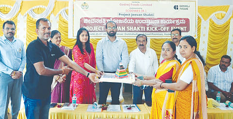 ಹೊಸಕೋಟೆ ತಾಲೂಕು ದೊಡ್ಡ ಹುಲ್ಲೂರು ಶಾಲೆಯಲ್ಲಿ ಗೋದ್ರೆಜ್​ ಫುಡ್ಸ್​ ಕಂಪನಿ ಹಾಗೂ ಸ್ಕೊಡ್​ ವೆಸ್​ ಕಂಪನಿ ಸಹಯೋಗದಲ್ಲಿ ಮಹಿಳೆಯರಿಗೆ ವಿವಿಧ ಸವಲತ್ತುಗಳನ್ನು ವಿತರಿಸಲಾಯಿತು.