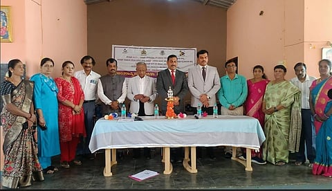ನೆಲಮಂಗಲದ ಬೆನಕ ಬಡಾವಣೆಯಲ್ಲಿ ಆಯೋಜಿಸಿದ್ದ ಅಂತಾರಾಷ್ಟ್ರೀಯ ಮಹಿಳಾ ದಿನಾಚರಣೆಯನ್ನು ಅಪರ ಹಿರಿಯ ಸಿವಿಲ್​ ನ್ಯಾಯಾಧೀಶ ಸಂದೀಶ್​ ಉದ್ಘಾಟಿಸಿದರು. ಲಯನ್ಸ್​ ಕ್ಲಬ್​ ವೈದ್ಯ ರಾಜೇಂದ್ರಪ್ರಸಾದ್​, ಸಮಾಜ ಕಲ್ಯಾಣ ಅಧಿಕಾರಿ ವಾಣಿ ಇತರರು ಇದ್ದರು. 