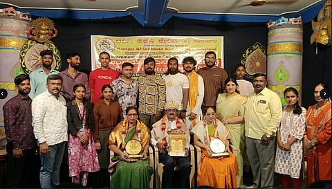 ನೆಲಮಂಗಲದ ರಂಗಶಿಕ್ಷಣ ಕೇಂದ್ರದಲ್ಲಿ ಕನ್ನಡ ಮತ್ತು ಸಂಸತಿ ಇಲಾಖೆ ಸಹಯೋಗದಲ್ಲಿ ಆಯೋಜಿಸಿದ್ದ ವಿಶ್ವರಂಗಭೂಮಿ ದಿನಾಚರಣೆಯಲ್ಲಿ ಹಿರಿಯ ಕಲಾವಿದ ಕೃಷ್ಣಪ್ಪ, ಪ್ರಾಂಶುಪಾಲೆ ಸಿ.ಎನ್​.ಸುಜಾತಾ, ಸಹಪ್ರಾಧ್ಯಾಪಕಿ ನಿವೇದಿತಾ ಅವರನ್ನು ಸನ್ಮಾನಿಸಲಾಯಿತು.  ರಂಗಶಿಕ್ಷಣ ಕೇಂದ್ರದ ಅಧ್ಯಕ್ಷ ಗಂಗರಾಜು, ವ್ಯವಸ್ಥಾಪಕ ನಿರ್ದೇಶಕಿ ಮಂಜುಳಾ ಸಿದ್ದರಾಜು ಇತರರು ಇದ್ದರು.