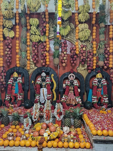 ನರಗುಂದ ದಂಡಾಪೂರ ಬಡಾವಣೆಯ ಐತಿಹಾಸಿಕ ಶ್ರೀರಾಮ (SRIRAM) ಮಂದಿರದಲ್ಲಿ ಶ್ರೀರಾಮ-ಲಕ್ಷ್ಮಣ, ಭರತ, ಸೀತಾಮಾತೆ ಮೂರ್ತಿಗಳಿಗೆ ಹೂವು, ಹಣ್ಣುಗಳಿಂದ ಸಿಂಗರಿಸಿ ಶುಕ್ರವಾರ ವಿಶೇಷ ಪೂಜೆ ಸಲ್ಲಿಸಲಾಯಿತು.
