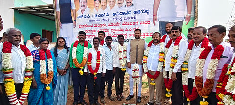 ಹೊಸಕೋಟೆ ತಾಲೂಕಿನ ವಿವಿಧ ಗ್ರಾಮಗಳಲ್ಲಿ ಎಸ್​ಸಿಪಿ, ಟಿಎಸ್​ಪಿ ಹಾಗೂ ಮುಖ್ಯಮಂತ್ರಿಯವರ ವಿಶೇಷ ಅನುದಾನದ 1.6 ಕೋಟಿ ರೂ. ವೆಚ್ಚದ ಸಿಸಿ ರಸ್ತೆ ಮತ್ತು ಚರಂಡಿ ಅಭಿವೃದ್ಧಿ ಕಾಮಗಾರಿಗಳಿಗೆ ಶಾಸಕ ಶರತ್​ ಬಚ್ಚೇಗೌಡ ಭೂಮಿ ಪೂಜೆ ನೆರವೇರಿಸಿದರು. ಕೆಪಿಸಿಸಿ ಕಾರ್ಯದರ್ಶಿ ಬಿ.ಗೋಪಾಲ್​, ರಾಜ್ಯ ಒಕ್ಕಲಿಗರ ಸಂದ ನಿರ್ದೇಶಕ ಬಿ.ವಿ.ರಾಜಶೇಖರಗೌಡ, ಉದ್ಯಮಿ ಎಂ.ಮಂದೀಪ್​ಗೌಡ, ಎಸ್​ಎಫ್​ಸಿಎಸ್​ ಅಧ್ಯಕ್ಷ ಹೊಸಹಳ್ಳಿ ನಾರಾಯಣಗೌಡ ಇತರರು ಇದ್ದರು. 