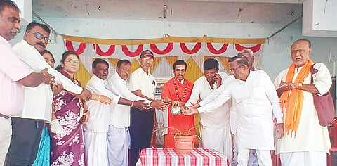 ತಾವರಗೇರಾದಲ್ಲಿ ಹಮ್ಮಿಕೊಂಡಿದ್ದ ಆರೋಗ್ಯ ಉಚಿತ ತಪಾಸಣೆ ಶಿಬಿರವನ್ನು ಗಣ್ಯರು ಉದ್ಘಾಟಿಸಿದರು. ಜಿಲ್ಲಾ ಆಯುಷ್ ಇಲಾಖೆಯ ಆಡಳಿತ ಆರೋಗ್ಯಾಧಿಕಾರಿ ಡಾ.ಪರ್ವತ ಗೌಡ ಹಿರೇಗೌಡರ್, ವೈದ್ಯಾಧಿಕಾರಿ ಯಮನಪ್ಪ ಸಿರವಾರ, ಡಾ.ಭಾರುತಿ ದೊಡ್ಡಮನಿ, ಡಾ.ದೀಪಾ ಕಾಕತಿಕರ್, ಡಾ.ವಿಜಯಲಕ್ಷ್ಮೀ, ಪಪಂ ಸದಸ್ಯ ಕರಡೆಪ್ಪ ನಾಲತವಾಡ, ಪ್ರಮುಖರಾದ ಶಿವರಾಜ ಶಾಸ್ತ್ರೀ, ಪರಪ್ಪ, ಮಹೇಶಸ್ವಾಮಿ ಇತರರಿದ್ದರು.