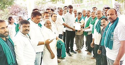 ಕರ್ನಾಟಕ ರಾಜ್ಯ ರೈತ ಸಂಘದ ಕಾರ್ಯಕರ್ತರು ಸೋಮವಾರ ಪಿರಿಯಾಪಟ್ಟಣದಲ್ಲಿ ತಹಸೀಲ್ದಾರ್ ನಿಸರ್ಗ ಪ್ರಿಯಾ ಅವರಿಗೆ  ಮನವಿ ಪತ್ರ ಸಲ್ಲಿಸಿದರು. ಹೊಸೂರು ಕುಮಾರ್, ಕೊಣಸೂರು ಆನಂದ್, ಸಿ.ಎಸ್.ಜಗದೀಶ್, ನೇತ್ರಾವತಿ ಇತರರಿದ್ದರು.