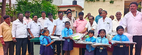 ಮಾಗಡಿಯ ಹೊಂಬಾಳಮ್ಮನ ಪೇಟೆಯ ಸರ್ಕಾರಿ ಹಿರಿಯ ಪ್ರಾಥಮಿಕ ಶಾಲೆಯ ವಿದ್ಯಾರ್ಥಿಗಳಿಗೆ ಬಿಬಿಎಂಪಿ ವಿರೋಧ ಪಕ್ಷದ ಮಾಜಿ ನಾಯಕ ಎ.ಎಚ್. ಬಸವರಾಜು ನೋಟ್‌ಬುಕ್ ಹಾಗೂ ಬ್ಯಾಗ್ ವಿತರಿಸಿದರು. ಪುರಸಭೆ ಮಾಜಿ ಅಧ್ಯಕ್ಷೆ ಜಯಲಕ್ಷ್ಮೀ ರೇವಣ್ಣ, ಬಿಜೆಪಿ ಜಿಲ್ಲಾ ಉಪಾಧ್ಯಕ್ಷ ವೀರಭದ್ರಯ್ಯ, ಉಪಾಧ್ಯಕ್ಷ ಎಂ.ಆರ್. ಮಂಜುನಾಥ್, ಶಶಿಧರ್, ಕೆಂಚನಹಳ್ಳಿ ಕಿರಣ್ ಇತರರಿದ್ದರು.