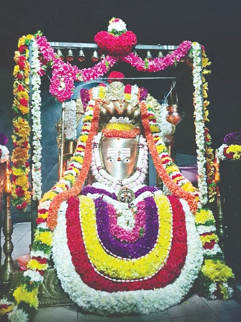 ಮಾಗಡಿ ತಾಲೂಕಿನ ಅಜ್ಜನಹಳ್ಳಿ ಗ್ರಾಪಂ ವ್ಯಾಪ್ತಿಯ ಸಿದ್ದದೇವರ ಬೆಟ್ಟದ ಅರಣ್ಯ ಪ್ರದೇಶದಲ್ಲಿರುವ ಕಾಡು ಸಿದ್ದೇಶ್ವರ ದೇವರಿಗೆ ವಿಶೇಷ ಪೂಜೆ ಸಲ್ಲಿಸಿದರು.  