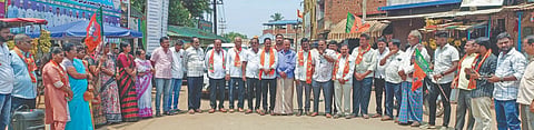 ರಟ್ಟಿಹಳ್ಳಿ ಪಟ್ಟಣದಲ್ಲಿ ಮಹಿಳಾ ಮೀಸಲಾತಿಯನ್ನು ವಿರೋಧಿಸಿದ ಕಾಂಗ್ರೆಸ್ ಪಕ್ಷದ ವಿರುದ್ದ ಬಿಜೆಪಿ (bjp protest) ಘಟಕದಿಂದ ಪ್ರತಿಭಟನೆ ನಡೆಸಲಾಯಿತು.