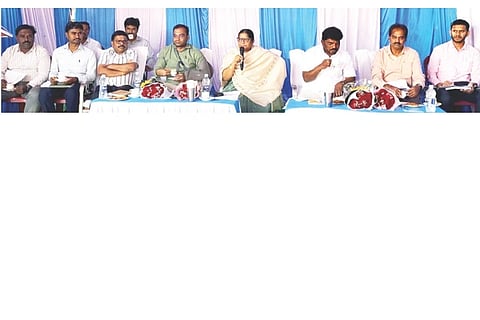 ಸಂಡೂರಿನಲ್ಲಿ ಹಮ್ಮಿಕೊಂಡಿದ್ದ ತಾಲೂಕು ಮಟ್ಟದ ನೀರಾವರಿ ಸಲಹಾ ಸಮಿತಿ ಸಭೆಯಲ್ಲಿ ಶಾಸಕಿ ಅನ್ನಪೂರ್ಣಾ ತುಕಾರಾಮ್ ಮಾತನಾಡಿದರು. ತಹಸೀಲ್ದಾರ್ ಅನಿಲ್ ಕುಮಾರ್, ತಾಪಂ ಇಒ ಮಡಗಿನ ಬಸಪ್ಪ, ಕೆಎಸ್‌ಎಂಸಿ ರಾಜ್ಯ ಉಪಾದ್ಯಕ್ಷ ಎಚ್.ಲಕ್ಷ್ಮಣ ಇತರರಿದ್ದರು.