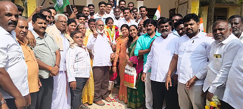 ಸರಗೂರು ಪಟ್ಟಣ ಪಂಚಾಯಿತಿ ಅಧ್ಯಕ್ಷರಾಗಿ ಆಯ್ಕೆಯಾದ ಚೈತ್ರಾ ಶಿವನಂಜು ಅವರನ್ನು ಮುಖಂಡರು, ಕಾರ್ಯಕರ್ತರು ಅಭಿನಂದಿಸಿದರು. ಶ್ರೀನಿವಾಸ್, ಚಲುವ ಕೃಷ್ಣ, ಚಂದ್ರಿಕಾ ರಾಜಣ್ಣ, ಹೇಮಾವತಿ ರಮೇಶ್, ಸಣ್ಣ ತಾಯಮ್ಮ, ಏಜಾಜ್ ಪಾಷಾ ಇದ್ದರು.