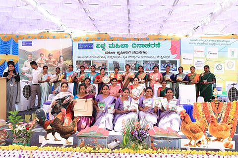 ಸರಗೂರು ಪಟ್ಟಣದ ಜಯಚಾಮರಾಜೇಂದ್ರ ಕ್ರೀಡಾಂಗಣದಲ್ಲಿ ಸ್ವಾಮಿ ವಿವೇಕಾನಂದ ಯೂತ್ ಮೂವ್‌ಮೆಂಟ್ ಮತ್ತು ಸ್ಥಳೀಯ ಸಂಘ ಸಂಸ್ಥೆಗಳ ಸಹಯೋಗದಲ್ಲಿ ಆಯೋಜಿಸಿದ್ದ ಮೂರು ದಿನಗಳ ವಿವೇಕಾ ಬೃಹತ್ ಕೃಷಿ ಮೇಳದಲ್ಲಿ ಗುರುವಾರ ಆಯೋಜಿಸಿದ್ದ ಮಹಿಳಾ ದಿನಾಚರಣೆ ಕಾರ್ಯಕ್ರಮವನ್ನು ಗಣ್ಯರು ಉದ್ಘಾಟಿಸಿದರು. ಕಾವ್ಯರಾಣಿ, ಡಾ.ಜಯಮಾಲಾ, .ಚೈತ್ರಾಸ್ವಾಮಿ, ಸವಿತಾ ಇತ್ತರರು ಇದ್ದರು.