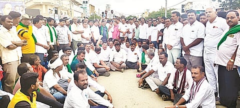 ಸರಗೂರು ಪಟ್ಟಣದ ಬಸ್ ನಿಲ್ದಾಣ ಮುಂಭಾಗ ಇಟ್ನ ಗ್ರಾಮಸ್ಥರು ಹಾಗೂ ವಿವಿಧ ಪ್ರಗತಿಪರ ಸಂಘಟನೆಗಳ ಮುಖಂಡರು ಸರಪಳಿ ನಿರ್ಮಿಸಿ ರಸ್ತೆ ಸಂಚಾರಕ್ಕೆ ತಡೆಯೊಡ್ಡಿದರು.