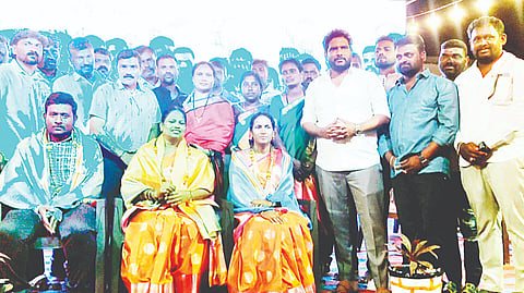 ಸರಗೂರು ತಾಲೂಕು ಹಾದನೂರು ಗ್ರಾಮದ ಸರ್ಕಾರಿ ಹಿರಿಯ ಪ್ರಾಥಮಿಕ ಶಾಲೆಯಲ್ಲಿ ಆಯೋಜಿಸಿದ್ದ ಶಾಲಾ ವಾರ್ಷಿಕೋತ್ಸವ ಕಾರ್ಯಕ್ರಮದಲ್ಲಿ ಶಾಸಕ ಅನಿಲ್ ಚಿಕ್ಕಮಾದು ಶಾಲೆಯ ಶಿಕ್ಷಕರನ್ನು ಸನ್ಮಾನಿಸಿದರು. ರವಿ, ಈರೇಗೌಡ, ಭಾಗ್ಯಲಕ್ಷ್ಮೀ, ಪ್ರಕಾಶ್, ನಂಜಪ್ಪ ಇದ್ದರು.