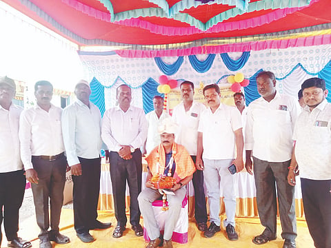 ಸರಗೂರು ತಾಲೂಕು ಹಳಿಯೂರು ಗ್ರಾಮದ ಉನ್ನತೀಕರಿಸಿದ ಸರ್ಕಾರಿ ಹಿರಿಯ ಪ್ರಾಥಮಿಕ ಶಾಲೆಯಲ್ಲಿ ಕನ್ನಡ ಭಾಷಾ ಪ್ರಯೋಗಾಲಯ ಉದ್ಘಾಟನಾ ಸಮಾರಂಭದಲ್ಲಿ ಕ್ಷೇತ್ರ ಶಿಕ್ಷಣಾಧಿಕಾರಿ ಸಿ.ಎನ್.ರಾಜು ಅವರನ್ನು ಸನ್ಮಾನಿಸಲಾಯಿತು.