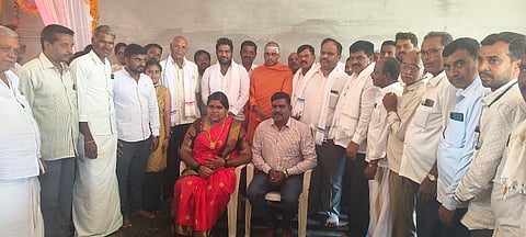 ಸರಗೂರಿನ ಪಡವಲು ವಿರಕ್ತ ಮಠದಲ್ಲಿ ಸಾಮೂಹಿಕ ವಿವಾಹ ಕಾರ್ಯಕ್ರಮ ನವ ಜೋಡಿಗಳಿಗೆ ಗಣ್ಯರು ಶುಭಾ ಹಾರೈಸಿದರು. ಶಾಸಕ ಅನಿಲ್ ಚಿಕ್ಕಮಾದು, ಗಣೇಶ ಪ್ರಸಾದ್, ಶ್ರೀ ಮಹದೇವ ಸ್ವಾಮೀಜಿ ಯು.ಎಸ್ ಶೇಖರ್, ಶ್ರೀನಿವಾಸ, ಗಿರೀಶ್ ಇತರರು ಇದ್ದರು.