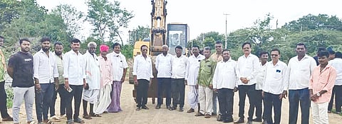 ನಾಲವಾರ ವಲಯದ ಲಾಡ್ಲಾಪುರ&ಅಲಹಳ್ಳಿ ಮಧ್ಯದ ರಸ್ತೆ ದುರಸ್ತಿ ಕಾರ್ಯಕ್ಕೆ ಲೋಕೋಪಯೋಗಿ ಇಲಾಖೆ ಎಇಇ ಉಮೇಶ ಬಿ.ಕೆ. ಚಾಲನೆ ನೀಡಿದರು. ವಿಶ್ವನಾಥ ಗಾಂಧಿ, ಶಾಂತಕುಮಾರ ಎಣ್ಣಿ, ಸಿದ್ದರಾಜ ಮಲ್ಕಂಡಿ, ಸಾಬಣ್ಣ ಮುಸಲಾ, ಸಾಬಣ್ಣ ಗನಿಮನಿ, ಸಾಬಣ್ಣ ಗೊಡಗ, ಹಣಮಂತ ಗಲಿಗಿನ, ಮೌನೇಶ ದೊರೆ, ಮಲ್ಲಿಕಾರ್ಜುನ ಗಾಂಧಿ, ನಾಗರಾಜ ದೇವರೇಳ್ಕರ್​, ಸಾಬಣ್ಣ ನಕಾಲಿ, ದೊಡ್ಡ ಸಾಬಣ್ಣ ಗೊಡಗ ಇತರರಿದ್ದರು.