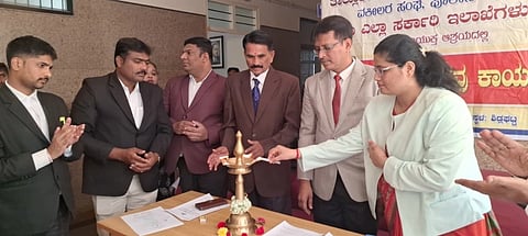 ಶಿಡ್ಲಟ್ಟದ ನ್ಯಾಯಾಲಯದ ಸಭಾಂಗಣದಲ್ಲಿ ವಿಶ್ವ ಗ್ರಾಹಕರ ಹಕ್ಕುಗಳ ದಿನ ಮತ್ತು ವಿಶ್ವ ಜಲ ದಿನದ ಅಂಗವಾಗಿ ಹಮ್ಮಿಕೊಂಡಿದ್ದ ಕಾನೂನು ಅರಿವು ನೆರವು ಕಾರ್ಯಕ್ರಮವನ್ನು ಪ್ರಧಾನ ಸಿವಿಲ್​ ನ್ಯಾಯಾಧೀಶೆ ಸಿ.ಎಸ್​.ಸುಕನ್ಯಾ ಉದ್ಘಾಟಿಸಿದರು.  ಸಹಾಯಕ ಸರ್ಕಾರಿ ಅಭಿಯೋಜಕರಾದ ಮೊಹಮ್ಮದ್​ಖಾಜಾ, ರೂಪಾ, ತಾಲೂಕು ವಕೀಲರ ಸಂದ ಅಧ್ಯಕ್ಷ ಎ.ನಾರಾಯಣಸ್ವಾಮಿ, ಕಾರ್ಯದರ್ಶಿ ಸಿ.ಜಿ.ಭಾಸ್ಕರ್​ ಇತರರು ಇದ್ದರು.  