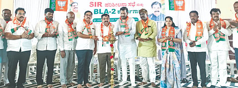 ಸೇಡಂನಲ್ಲಿ ಹಮ್ಮಿಕೊಂಡಿದ್ದ ಎಸ್​ಐಆರ್​ ಪರಿಶೀಲನೆ ಮತ್ತು ಬಿಎಲ್​ಎ-2ಗಳ ಸಭೆಯನ್ನು ಮಾಜಿ ಶಾಸಕ ರಾಜಕುಮಾರ ಪಾಟೀಲ್​ ತೆಲ್ಕೂರ ಉದ್ಘಾಟಿಸಿದರು. ಸಿದ್ದಾಜಿ ಪಾಟೀಲ್​, ಶರಣು ಮೆಡಿಕಲ್​, ಅನೀಲಕುಮಾರ ಪಾಟೀಲ್​, ಸಂತೋಷಿರಾಣಿ ಪಾಟೀಲ್​, ಸಿದ್ದು ಬಾನರ್​ ಇದ್ದರು.