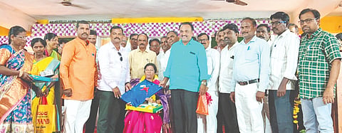 ಸೇಡಂನಲ್ಲಿ ಹಮ್ಮಿಕೊಂಡಿದ್ದ ಸಮಾರಂಭದಲ್ಲಿ ಸೇವಾ ನಿವೃತ್ತಿ ಹೊಂದಿದ ಮುಖ್ಯಶಿಕ್ಷಕಿ ಶಿವಲೀಲಾ ಕೋರವಾರ ಅವರನ್ನು ಸನ್ಮಾನಿಸಿ ಬೀಳ್ಕೊಡಲಾಯಿತು. ಬಸವರಾಜ ಬಳೂಂಡಗಿ, ಸಂತೋಷ ಗಂಗೂ, ಶಿವಶಂಕ್ರಯ್ಯಸ್ವಾಮಿ, ಅರವಿಂದ ಪಸಾರ ಇತರರಿದ್ದರು. 