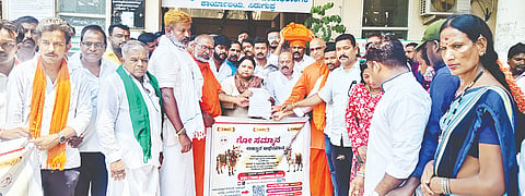 ಗೋ ಸಮ್ಮಾನ ಅಭಿಯಾನ ಅಂಗವಾಗಿ ಸಿರಗುಪ್ಪದಲ್ಲಿ ತಹಸೀಲ್ದಾರ್ ಗೌಸಿಯಾ ಬೇಗಂ ಅವರಿಗೆ ವಿವಿಧ ಹಿಂದೂ ಪರ ಸಂಘಟನೆಗಳ  ಪ್ರಮುಖರು ಮತ್ತು ಮಠಾಧೀಶರು ಮನವಿ ಸಲ್ಲಿಸಿದರು. 