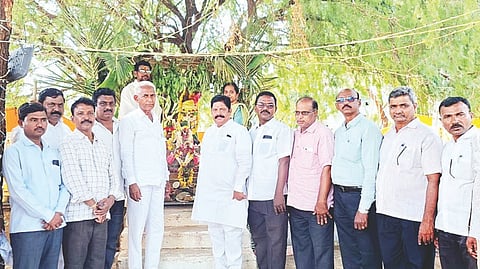 ಸಿರಗುಪ್ಪದ ಜಯನಗರ ಬಡಾವಣೆಯಲ್ಲಿ ಜೋಡಿ ನಾಗದೇವರ ಮೂರ್ತಿ ಪ್ರತಿಷ್ಠಾಪನೆ ಮಾಡಲಾಯಿತು. ಪ್ರಮುಖರಾದ ಬಿ.ಎಂ.ಸತೀಶ, ನರಸಿಂಹ ನಾಯಕ, ವಿರೂಪಾಕ್ಷಪ್ಪ, ವೆಂಕಟೇಶ ಇತರರಿದ್ದರು.