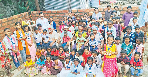 ಅಕ್ಕಲಕೋಟ ತಾಲೂಕಿನ ಬೋರೋಟಿ ಸರ್ಕಾರಿ ಕನ್ನಡ ಶಾಲೆ ವಿದ್ಯಾರ್ಥಿನಿಯರು ಕಟ್ಟಡ ಕಾರ್ಮಿಕರಿಗೆ ರಾಖಿ ಕಟ್ಟಿ ರಾಬಂಧನ ಆಚರಿಸಿದರು. ನಾಗಪ್ಪ ಪೂಜಾರಿ, ರಮೇಶ ಪಾಟೀಲ್​, ಶ್ರೀಶೈಲ ಕುಂಬಾರ, ಯುವರಾಜ  ಪಾಟೀಲ್​, ಶರಣಪ್ಪ ಫುಲಾರಿ,ರಾಜಶ್ರೀ ತಾಂಬೆ,ಅಂಜಲಿ ವಾಘಮಾರೆ ಇತರರಿದ್ದರು.