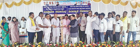 ಸವಣೂರ ಪಟ್ಟಣದ ಸಾರ್ವಜನಿಕ ಆಸ್ಪತ್ರೆ ಆವರಣದಲ್ಲಿ 100 ಹಾಸಿಗೆ ತಾಲೂಕು ಆಸ್ಪತ್ರೆಗೆ ಶಂಕುಸ್ಥಾಪನೆ ನೆರವೇರಿಸಿದರು.