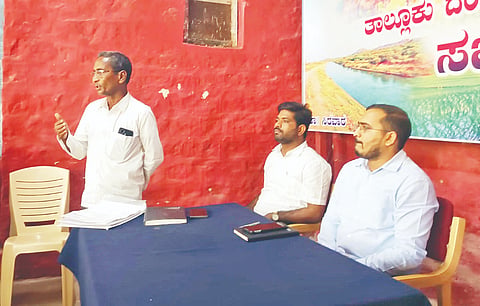 ಸಿರವಾರದ ತಾಲೂಕು ಕಚೇರಿಯಲ್ಲಿ ಶುಕ್ರವಾರ ತಹಸೀಲ್ದಾರ್ ಅಶೋಕ ಪವಾರ್ ನೇತೃತ್ವದಲ್ಲಿ ಏರ್ಪಡಿಸಿದ್ದ ಸಭೆಯಲ್ಲಿ ಮುಸ್ಲಿಂ ಮುಖಂಡ ಮಹ್ಮದ್ ಹುಸೇನ್ ಮಾತನಾಡಿದರು. ಪಟ್ಟಣ ಪಂಚಾಯಿತಿ ಮುಖ್ಯಾಧಿಕಾರಿ ಸುರೇಶ ಶೆಟ್ಟಿ ಇದ್ದರು.