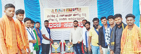 ಶಿರಹಟ್ಟಿ ಪಿಎಸ್‌ಐ ಈರಪ್ಪ ರಿತ್ತಿ ಅಮಾನತಿಗೆ ಆಗ್ರಹಿಸಿ ತಹಸೀಲ್ದಾರ್ ಕಚೇರಿ ಮುಂದೆ ವಿವಿಧ ಸಂಘಟನೆಗಳು  ಧರಣಿ ಸತ್ಯಾಗ್ರಹ ನಡೆಸಿದವು.