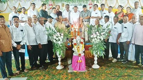 ತರೀಕೆರೆಯಲ್ಲಿ ಆಯೋಜಿಸಿದ್ದ ಮ್ಯಾಮ್ಕೋಸ್ ಷೇರುದಾರರ ಸಮಾಲೋಚನಾ ಸಭೆಯನ್ನು ಎಚ್.ಎಸ್.ಮಹೇಶ್ ಹುಲ್ಕುಳಿ ಉದ್ಘಾಟಿಸಿದರು. ಶ್ರೀಕಾಂತ್ ಬರುವೆ, ಟಿ.ಎಲ್.ರಮೇಶ್, ಯಡಗೆರೆ ಸುಬ್ರಹ್ಮಣ್ಯ, ಬಿ.ಸಿ.ನರೇಂದ್ರ, ರತ್ನಾಕರ್, ಪ್ರಸನ್ನ, ಜಯಶ್ರೀ ಇತರರಿದ್ದರು.