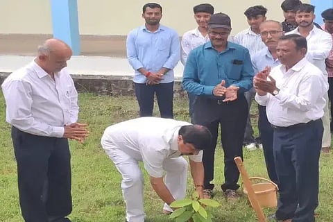 ತೀರ್ಥಹಳ್ಳಿ ತಾಲೂಕಿನ ಆರಗ ಸರ್ಕಾರಿ ಪದವಿಪೂರ್ವ ಕಾಲೇಜಿನಲ್ಲಿ ಆವರಣದಲ್ಲಿ ಶಾಸಕ ಆರಗ ಜ್ಞಾನೇಂದ್ರ ಸಸಿ ನೆಟ್ಟರು. ಶಾಂತಕುಮಾರ್, ಹೊಸಕೊಪ್ಪ ಈಶ್ವರಪ್ಪ, ವಸಂತ್ ಇತರರಿದ್ದರು.