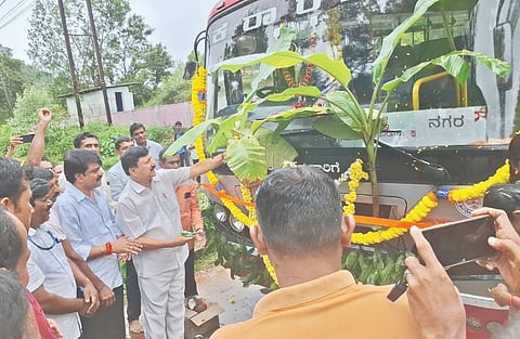 ನಗರದಿಂದ ತೀರ್ಥಹಳ್ಳಿ ಮಾರ್ಗವಾಗಿ ಶಿವಮೊಗ್ಗಕ್ಕೆ ಹೋಗುವ ರಾಜ್ಯ ರಸ್ತೆ ಸಾರಿಗೆ ಬಸ್​ ವ್ಯವಸ್ಥೆಗೆ ಶಾಸಕ ಆರಗ ಜ್ಞಾನೇಂದ್ರ ಚಾಲನೆ ನೀಡಿದರು.