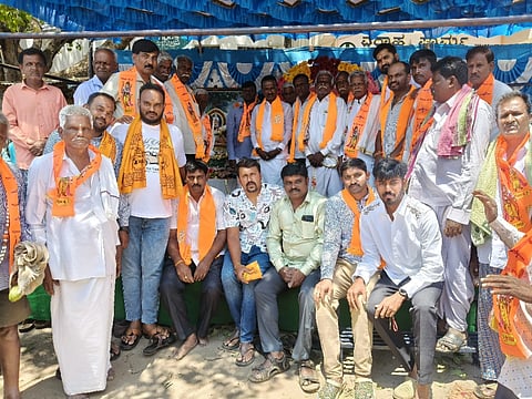 ದೊಡ್ಡಬಳ್ಳಾಪುರ ತಾಲೂಕು ತೂಬಗೆರೆ ಬಸ್​ ನಿಲ್ದಾಣದಲ್ಲಿ ಆಯೋಜಿಸಿದ್ದ ಕೈವಾರ ತಾತಯ್ಯ ಜಯಂತಿಯಲ್ಲಿ ತೂಬಗೆರೆ ಹೋಬಳಿ ಬಿಜೆಪಿ ಘಟಕದ ಅಧ್ಯಕ್ಷ ಕೃಷ್ಣಪ್ಪ, ಗ್ರಾಪಂ ಮಾಜಿ ಅಧ್ಯಕ್ಷ ಟಿ.ವಿ.ವೆಂಕಟೇಶ್​, ರಾಮಕೃಷ್ಣ, ತೂಬಗೆರೆ ಸರ್ಕಾರಿ ಪ್ರಾಥಮಿಕ ಶಾಲೆ ಎಸ್​ಡಿಎಂಸಿ ಅಧ್ಯಕ್ಷ ಹನುಮಂತ್​ ರಾಜು, ಯುವ ಮುಖಂಡರಾದ ವಿಕಾಸ್​, ಉಮೇಶ್​, ನವೀನ್​, ಸಿ.ಎಂ.ಕೃಷ್ಣಪ್ಪ, ರಾಘವೇಂದ್ರ, ಅರುಣ್​ ಕುಮಾರ್​, ಅವಲಪ್ಪ, ಕಾಚಹಳ್ಳಿ ವೆಂಕಟಪ್ಪ ಇದ್ದರು.