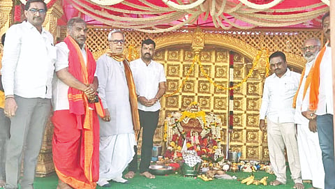 ಯಾದಗಿರಿ ಸಮೀಪದ ವಡಗೇರಾ ಕ್ರಾಸ್​ ಬಳಿ ಶುಕ್ರವಾರ ನಡೆದ ರಾಮನವಮಿ ನಿಮಿತ್ತ ಸೀತಾರಾಮ ಕಲ್ಯಾಣ ಮಹೋತ್ಸವದಲ್ಲಿ ಶಾಸಕ ಚನ್ನಾರಡ್ಡಿ ಪಾಟೀಲ್​, ವೇಣುಗೋಪಾಲ, ಕಾಂತು ಪಾಟೀಲ್​, ಶರಣಗೌಡ ಇತರರಿದ್ದರು.