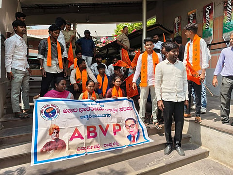 ಬಳ್ಳಾರಿಯ ಖಾಸಗಿಯ ಪ್ಯೂಪಿಲ್ ಟ್ರೀ ಶಾಲಾ ಕಾಲೇಜಿನ ವಿದ್ಯಾರ್ಥಿಗಳಿಗೆ ಗಾಂಜಾ ಸರಬರಾಜುಗೊಳ್ಳುತ್ತಿದೆ ಎಂಬುದಾಗಿ ಆರೋಪಿಸಿ ಎಬಿವಿಪಿ ಸಂಘಟನೆಯಿಂದ ಪ್ರತಿಭಟನೆ ನಡೆಯಿತು. ಪದಾಧಿಕಾರಿಗಳಾದ ನಾಗರಾಜ ಬಟಗೇರಾ, ಅಭಿಷೇಕ ಹಿರೇಮಠ, ಪ್ರವೀಣ್, ವೀರೇಶ್ ಇತರರಿದ್ದರು.