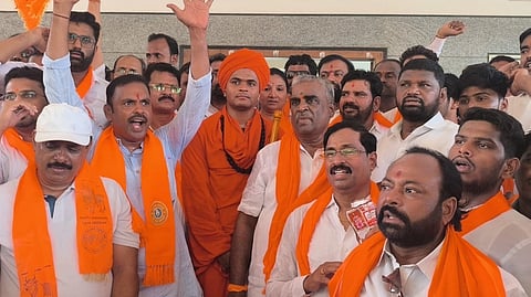 ಬಳ್ಳಾರಿಯ ನೂತನ ಡಿಸಿ ಕಚೇರಿ ಆವರಣದಲ್ಲಿ  ಜಿಲ್ಲಾ ಬಿಜೆಪಿ ಘಟಕ ಹಾಗೂ ಹಿಂದೂಪರ ಸಂಘಟನೆಗಳು ಗೋಹತ್ಯೆ ನಿಷೇಧ ಕಾಯ್ದೆ ಕಟ್ಟುನಿಟ್ಟಾಗಿ ಜಾರಿಗೆ ಆಗ್ರಹಿಸಿ ಪ್ರತಿಭಟಿಸಿದರು. ಮಾಜಿ ಶಾಸಕ ಜಿ.ಸೋಮಶೇಖರರೆಡ್ಡಿ, ಬಿಜೆಪಿ ಜಿಲ್ಲಾಧ್ಯಕ್ಷ ಅನಿಲ್ ಕುಮಾರ ಮೋಕಾ,  ಕೊಟ್ಟೂರಿನ ಶಾಖಮಠದ ಸಿದ್ದಲಿಂಗ ಬಸವ ಸ್ವಾಮೀಜಿ, ಮುಖಂಡರಾದ ಎಚ್.ಹನುಮಂತಪ್ಪ, ಗಣಪಾಲ್ ಐನಾಥರೆಡ್ಡಿ, ಕೆ.ಎಸ್.ದಿವಾಕರ್ ಇತರರಿದ್ದರು.