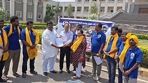 ಬಳ್ಳಾರಿಯ ಡಿಸಿ ಕಚೇರಿ ಮುಂಭಾಗದಲ್ಲಿ  ನಾನಾ ಬೇಡಿಕೆಗಳ ಈಡೇರಿಕೆಗೆ ಆಗ್ರಹಿಸಿ, ಸಫಾಯಿ ಕರ್ಮಚಾರಿ ಕಾವಲು ಸಮಿತಿಯಿಂದ ಡಿಸಿ ಕೆ.ನಾಗೇಂದ್ರ ಪ್ರಸಾದ್ ಅವರಿಗೆ ಮನವಿ ಸಲ್ಲಿಸಲಾಯಿತು. ಸಂಘದ ಪದಾಧಿಕಾರಿಗಳಾದ ಆರ್.ವಿ.ಚಂದ್ರಶೇಖರ್, ಡಾ.ಕೆ.ಬಿ. ಓಬಳೇಶ, ಎಂ.ಪದ್ಮ, ಕಂದಕೂರು ರಾಮುಡು, ಅಕ್ಷಯ್ ಕುಮಾರ್, ರಾಜಶೇಖರ್, ಯಲ್ಲಪ್ಪ , ಹನುಮಯ್ಯ ಇದ್ದರು.