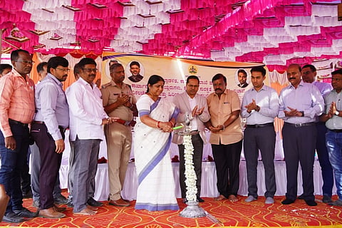 ಬಳ್ಳಾರಿಯ  ಮುನ್ಸಿಪಲ್ ಕಾಲೇಜು ಆವರಣದಲ್ಲಿ ಆಯೋಜಿಸಿದ್ದ ಸಿಎಸ್‌ಆರ್ ನಿಧಿಯಡಿ ಜಿಲ್ಲೆಯ ಅಂಗವಿಕಲರಿಗೆ ಮೋಟಾರ್ ಚಾಲಿತ ತ್ರಿಚಕ್ರ ವಾಹನಗಳ ವಿತರಣೆ ಕಾರ್ಯಕ್ರಮವನ್ನು ಶಾಸಕಿ ಅನ್ನಪೂರ್ಣ ತುಕಾರಾಮ್ ಉದ್ಘಾಟಿಸಿದರು. ಡಿಸಿ ನಾಗೇಂದ್ರ ಪ್ರಸಾದ್ ಕೆ., ಜಿಪಂ ಸಿಇಒ ಮಹಮ್ಮದ್ ಹ್ಯಾರಿಸ್ ಸುಮೈರ್, ಮೇಯರ್ ಪಿ.ಗಾದೆಪ್ಪ,  ಎಎಸ್ಪಿ ನವೀನ್ ಕುಮಾರ್,  ಸಹಾಯಕ ಕಾರ್ಮಿಕ ಆಯುಕ್ತ ಡಾ.ಅವಿನಾಶ ನಾಯ್ಕ ಇತರರಿದ್ದರು.