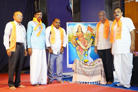 ಬಳ್ಳಾರಿಯ ರಾಘವ ಕಲಾಮಂದಿರದಲ್ಲಿ ಆಯೋಜಿಸಿದ್ದ ವಿಶ್ವ  ಗೋ ಗೌರವ ದಿನಾಚರಣೆ ಕಾರ್ಯಕ್ರಮದಲ್ಲಿ ಭಾರತಾಂಬೆ ಭಾವಚಿತ್ರಕ್ಕ ಮಾರ್ಲಾಪಣೆ ಮಾಡಲಾಯಿತು. ಗೋ ಶಾಲಾ ಜಿಲ್ಲಾಧ್ಯಕ್ಷ ವಿನಯ್ ಬಾಯಿ ಜೀ, ಶ್ರೇಷ್ಠ ಇಂಟರ್ ನ್ಯಾಷನಲ್ ಸ್ಕೂಲ್ ಸ್ಥಾಪಕ ಬ್ರಹ್ಮಯ್ಯನಾಯ್ಡು, ಜಿಲ್ಲಾ ಶೃಂಗೇರಿ ಶಾರದಾ ಮಠದ ಧರ್ಮದರ್ಶಿ ಬಿ.ಕೆ.ಎನ್. ಮೂರ್ತಿ , ರಾಜಸ್ಥಾನಿ ಸಮಾಜದ ಪ್ರಮುಖ ಸೂರಜ್ ಮಾಲ್ ಜೀ, ವಕೀಲ ಕಣೇಕಲ್ ಎರ‌್ರಿಸ್ವಾಮಿ ಇದ್ದರು.