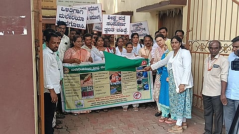 ಬಳ್ಳಾರಿಯ ಬಂಡಿಹಟ್ಟಿಯ ಪ್ರಾಥಮಿಕ ಆರೋಗ್ಯ ಕೇಂದ್ರದಲ್ಲಿ ಆಯೋಜಿಸಿದ್ದ ಮಲೇರಿಯಾ ಜಾಗೃತಿ ಜಾಥಕ್ಕೆ ಜಿಲ್ಲಾ ಸರ್ವೇಕ್ಷಣಾಧಿಕಾರಿ ಡಾ.ಮರಿಯಂಬಿ.ವಿ.ಕೆ., ಚಾಲನೆ ನೀಡಿದರು. ವೈದ್ಯಾಧಿಕಾರಿಗಳಾದ ಡಾ.ಯಾಸ್ಮಿನ್, ಡಾ.ಫಾಮಿದಾ ಭಾನು, ಖುರ್ಶಿದ್ ಬೇಗಮ್,  ನಾಗೇಂದ್ರಪ್ಪ, ಮರಿಬಸವನಗೌಡ, ನಾಗರಾಜ್, ಬಾಬುರಾವ್ ಇತರರಿದ್ದರು.