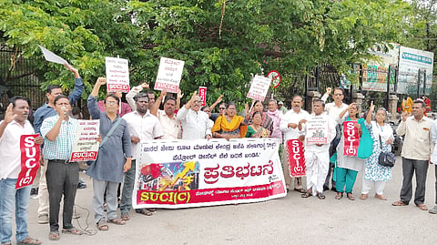 ಬಳ್ಳಾರಿಯ ಡಿಸಿ ಕಚೇರಿ ಮುಂಭಾಗದಲ್ಲಿ ತೈಲ ಬೆಲೆ ಏರಿಕೆ ಖಂಡಿಸಿ ಎಸ್‌ಯುಸಿಐ(ಸಿ) ಸಂಘಟನೆಯಿಂದ ಪ್ರತಿಭಟನೆ ನಡೆಯಿತು. ಸಂಘಟನೆ ಪದಾಧಿಕಾರಿಗಳಾದ ಡಾ.ಪ್ರಮೋದ್, ಮಂಜುಳಾ, ಎ.ದೇವದಾಸ್, ಗೋವಿಂದ್, ಈಶ್ವರಿ, ನರಸಣ್ಣ, ಪಂಪಾಪತಿ ಇತರರಿದ್ದರು.
