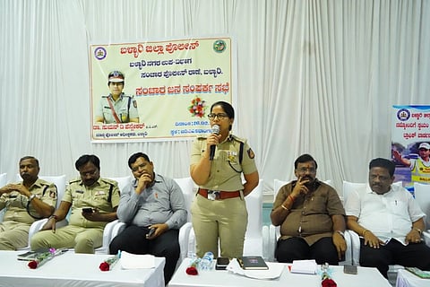 ಬಳ್ಳಾರಿಯ ಬಿಡಿಎಎ ಸಭಾಂಗಣದಲ್ಲಿ ಆಯೋಜಿಸಿದ್ದ ಸಂಚಾರ ಜನ ಸಂಪರ್ಕ ಸಭೆಯಲ್ಲಿ ಎಸ್ಪಿ ಡಾ.ಸುಮನ್ ಡಿ. ಪನ್ನೇಕರ್ ಮಾತನಾಡಿದರು. ಎಎಸ್ಪಿಗಳಾದ ಕೆ.ಪಿ.ರವಿಕುಮಾರ್, ನವೀನ್‌ಕುಮಾರ್, ಪಾಲಿಕೆ ಮೇಯರ್ ಪಿ.ಗಾದೆಪ್ಪ , ಆಯುಕ್ತ ಪಿ.ಎಸ್.ಮಂಜುನಾಥ ಇದ್ದರು.