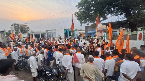 ಸಿರಿಗೇರಿ ಗ್ರಾಮದಲ್ಲಿ ಬಸವ ಜಯಂತಿ ಅಂಗವಾಗಿ ನಡೆದ ಮೆರವಣಿಗೆಯಲ್ಲಿ ಕಲಾವಿದರಿಂದ ನಂದಿ ಕೋಲು ಪ್ರದರ್ಶನ ನಡೆಯಿತು.