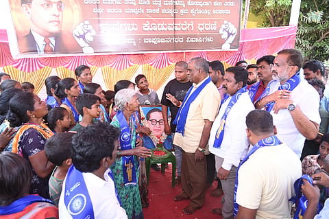 ಬಳ್ಳಾರಿಯ ಬಾಪುಜಿ ನಗರದಲ್ಲಿ ಪರ್ಯಾಯ ನಿವೇಶನಕ್ಕೆ ಆಗ್ರಹಿಸಿ ನಡೆಯುತ್ತಿರುವ ಪ್ರತಿಭಟನಾ ಸ್ಥಳಕ್ಕೆ ಮಾಜಿ ಶಾಸಕ ಜಿ.ಸೋಮಶೇಖರರೆಡ್ಡಿ ಭೇಟಿ ನೀಡಿ ಹೋರಾಟಗಾರರಿಗೆ ಬೆಂಬಲ ಸೂಚಿಸಿದರು.