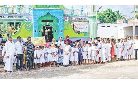ಬೆಳಗಟ್ಟಿ ಗ್ರಾಮದ ಸರ್ಕಾರಿ ಹಿರಿಯ ಪ್ರಾಥಮಿಕ ಶಾಲೆಯಿಂದ ಹಮ್ಮಿಕೊಂಡಿದ್ದ ಪಲ್ಸ್ ಪೋಲಿಯೋ ಜಾಗೃತಿ ಜಾಥಾದಲ್ಲಿ ಮುಖ್ಯಶಿಕ್ಷಕ ವಿಶ್ವನಾಥ ಮೆಳ್ಳಿ, ಶಿಕ್ಷಕರಾದ ಚಂದ್ರಗಿರಿಯಪ್ಪ, ಮಹಾಂತಮ್ಮ, ಸಿದ್ದಯ್ಯ, ತಿರುಪತಿ, ಮಂಜುನಾಥ, ಆಜಿಮಾ, ಸುಜಾತಾ, ಜೈತುಂಬಿ ಇತರರಿದ್ದರು. 