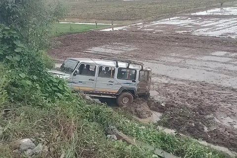 ಆಯನೂರು ಸಮೀಪ ಗದ್ದೆಗೆ ಇಳಿದಿದ್ದ ವಾಹನ.