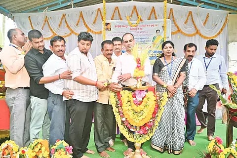 ಆಯನೂರು ಸಮೀಪ ಚಿಕ್ಕದಾನವಂದಿ ಗ್ರಾಮದಲ್ಲಿ ಕೆರೆ ಹಸ್ತಾಂತರ ಕಾರ್ಯಕ್ರಮವನ್ನು ಎಸ್.ಎಸ್.ಅನಿಲ್‌ಕುಮಾರ್ ಉದ್ಘಾಟಿಸಿದರು. ಗೀತಾ, ಮುರಳೀಧರ್ ಶೆಟ್ಟಿ, ಉಮೇಶ್, ಮಂಜಪ್ಪ ಇತರರಿದ್ದರು.