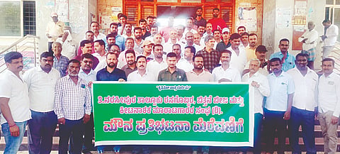 ತಿ.ನರಸೀಪುರ ಪಟ್ಟಣದ ತಾಲೂಕು ಕಚೇರಿ ಆವರಣದಲ್ಲಿ ಸೋಮವಾರ ತಾಲೂಕು ರಸ ಗೊಬ್ಬರ, ಬಿತ್ತನೆ ಬೀಜ ಹಾಗೂ ಕೀಟನಾಶಕ ಮಾರಾಟಗಾರರು ಮೌನ ಪ್ರತಿಭಟನೆ ನಡೆಸಿದರು. ಎಂ.ಚಂದ್ರಶೇಖರ್, ಯೋಗೇಶ್, ಮಂಜುನಾಥ್, ಜವರೇಗೌಡ, ಎಚ್.ಡಿ.ಮಹೇಶ್, ಬಿ.ಎಂ.ಮಂಚಿಗಯ್ಯ, ನಾಗೇಶ್, ಕೃಷ್ಣೇಗೌಡ. ಸಿ.ಪಿ.ಕೃಷ್ಣ, ಆನಂದ್ ಇತರರು ಇದ್ದರು.